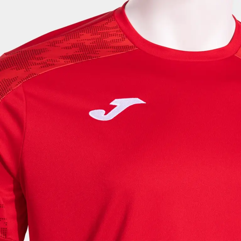 Rouge plastron.webp